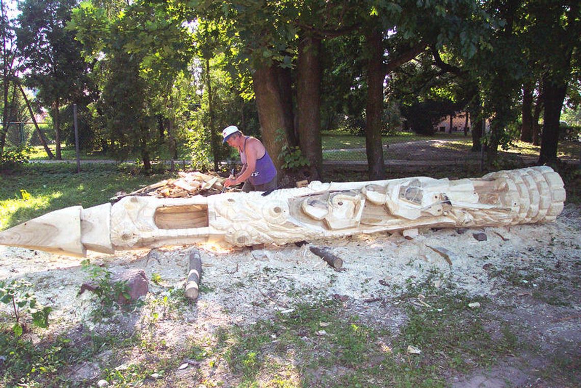 Bobo - pies, który pomaga rzeźbiarzom