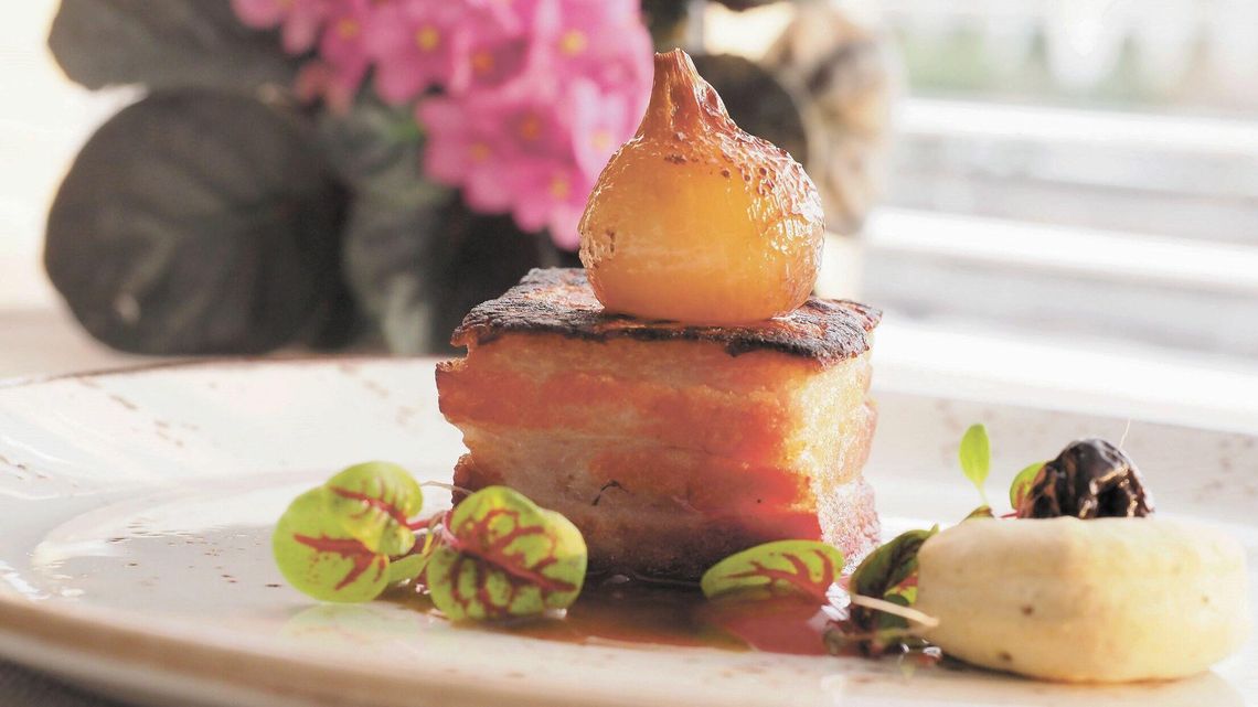 Boczek na widelcu. Tagliatelle z wędzonym boczkiem czy zupa serowa z boczkiem [przepisy]