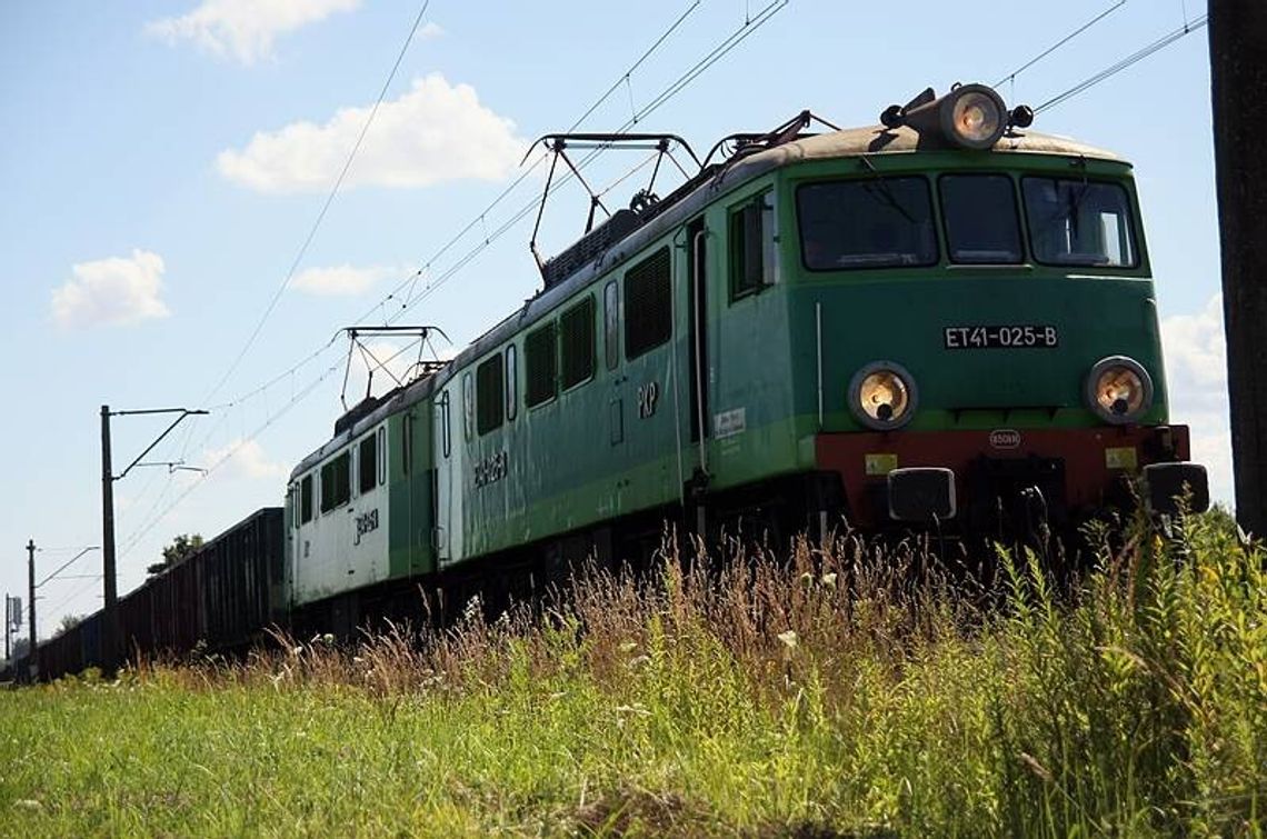 Bogdanka: Auto dachowało na torach, wstrzymany ruch pociągów