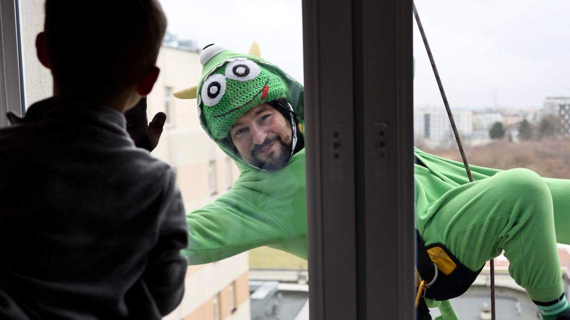 Bohaterowie z bajek zjechali po ścianach szpitala dziecięcego. Alpiniści dla WOŚP