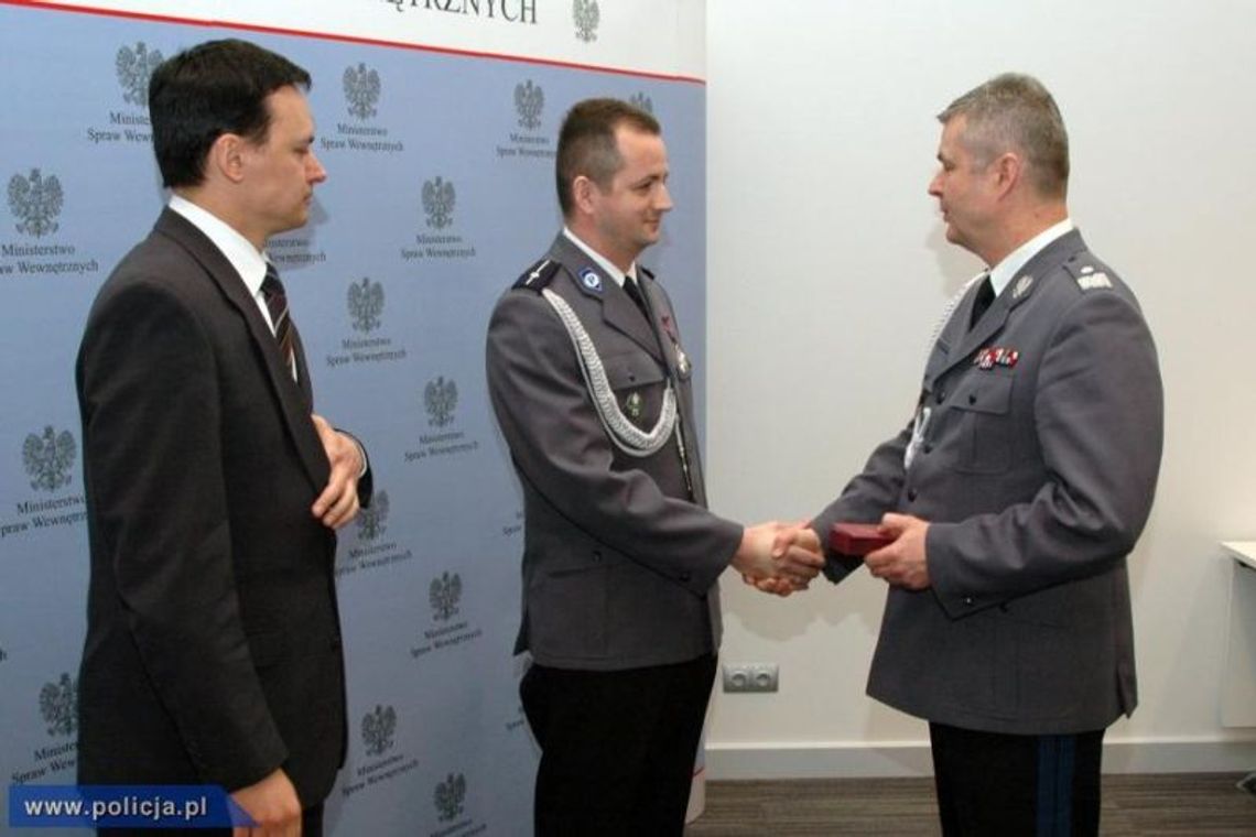 Bohaterski policjant z Janowa Lubelskiego. Odznaczony przez szefa MSW