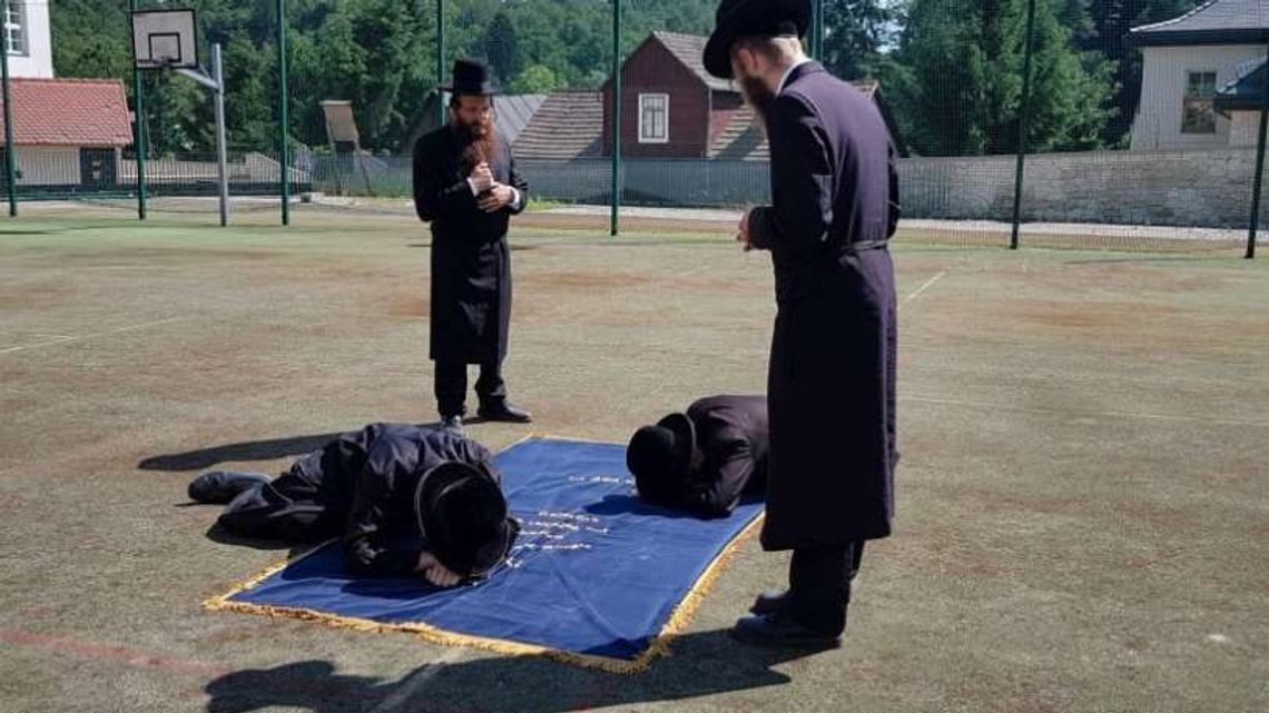 Boisko przy szkole na terenie dawnego cmentarza. Żydzi oburzeni. "To wstydliwe miejsce"