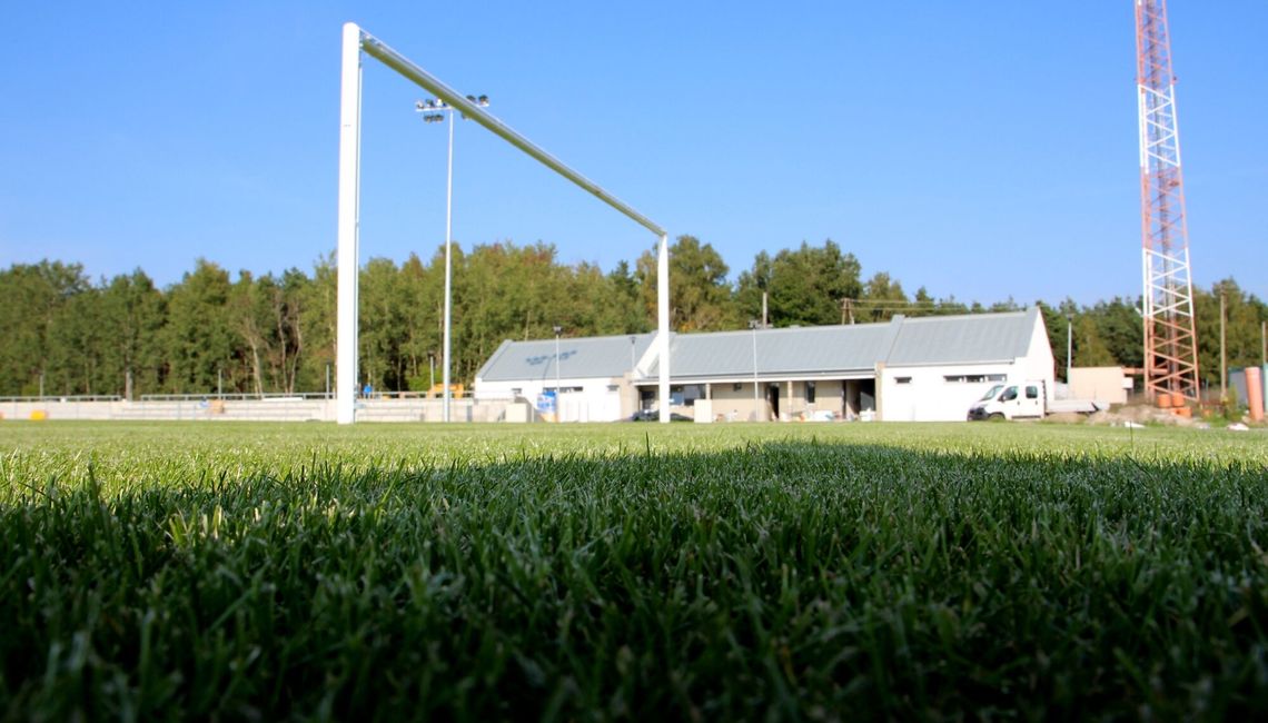 Boisko w Gołębiu się zieleni, ale pracy jeszcze sporo [zdjęcia]