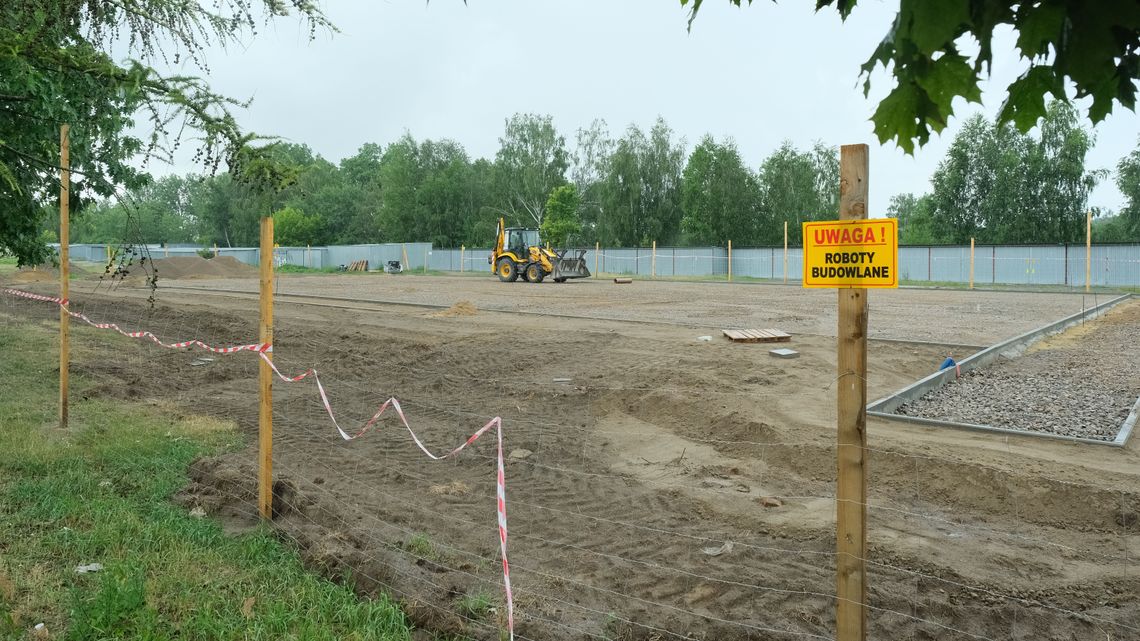 Boisko w otoczeniu zieleni. W Lubartowie powstaje nowe boisko