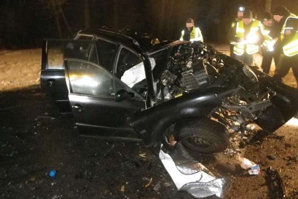 Bojanówka: Samochód uderzył w drzewo. Zginął kierowca