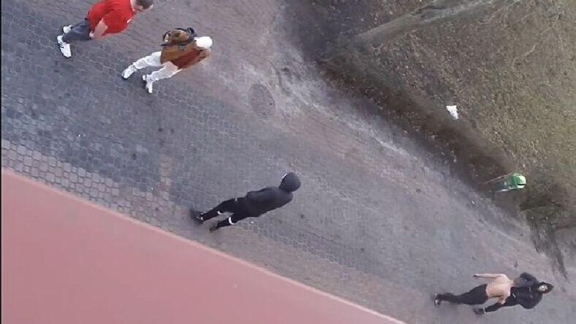 Bójka pod blokiem. Mieszkańcy narzekają na "dziwne zachowania młodzieży" 