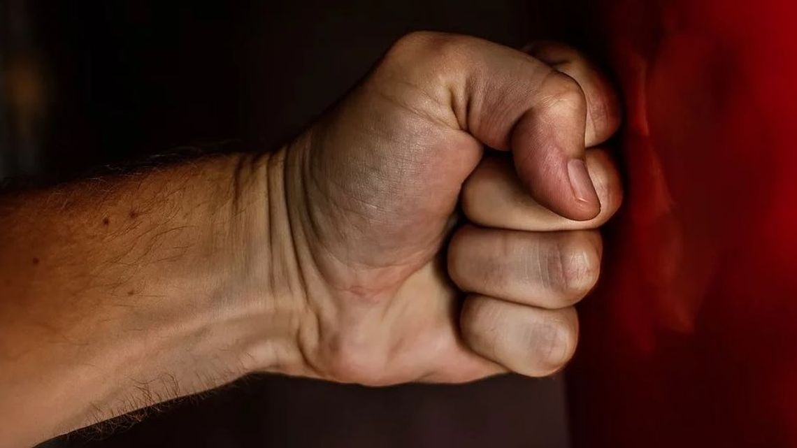 Bójka w szkole między uczniami. Młody Czeczen skazany za pobicie Polaka