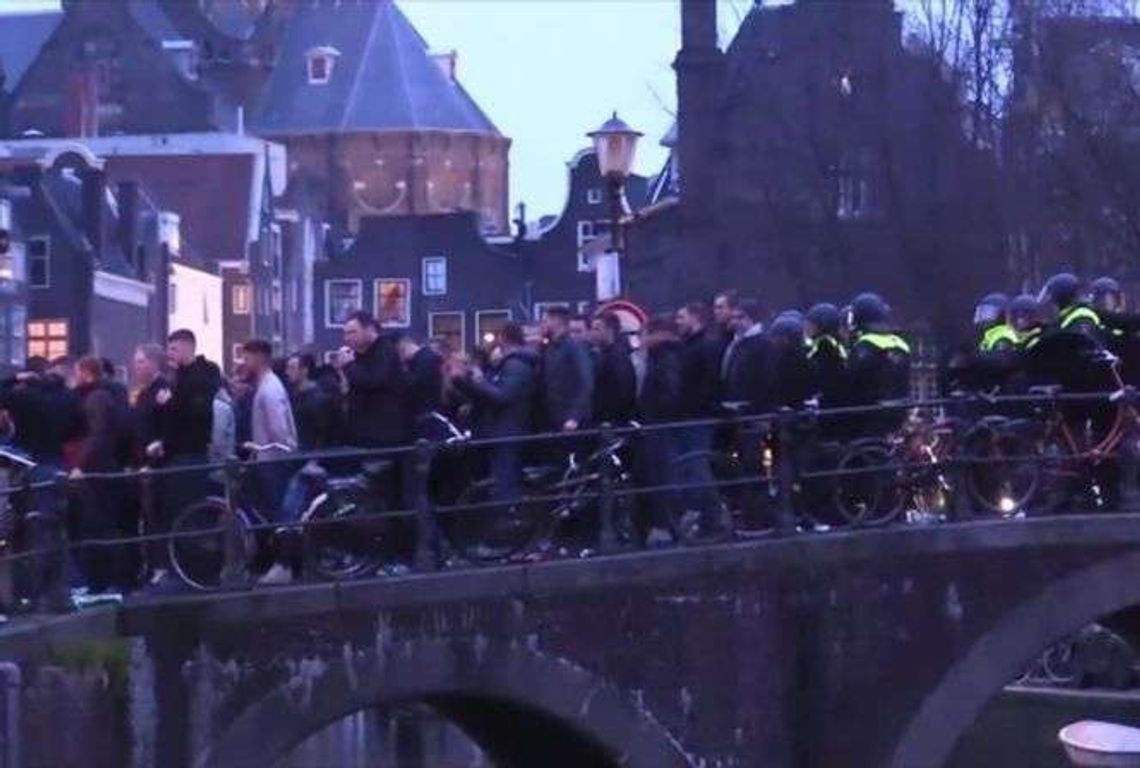 Bójki angielskich kibiców z policją w Holandii (wideo) Bójki angielskich kibiców z policją w Holandii (wideo)