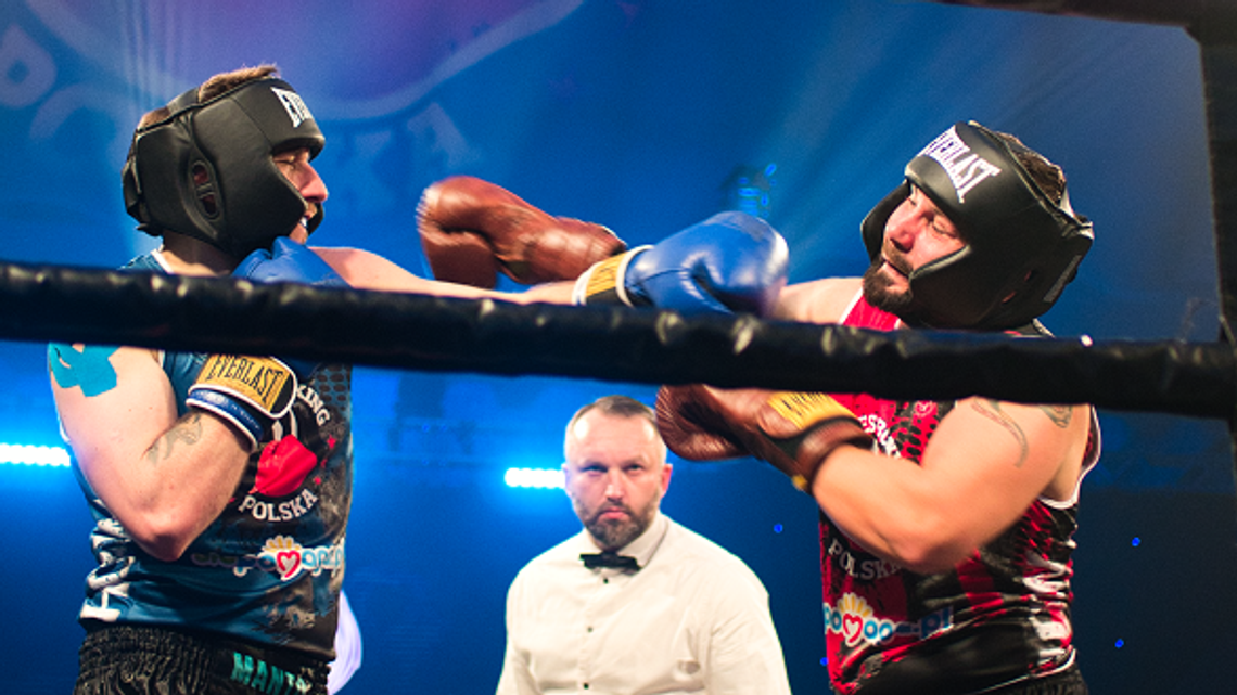 Bokserska gala na szczytny cel. Tak walczą "białe kołnierzyki" Bokserska gala na szczytny cel. Tak walczą "białe kołnierzyki"