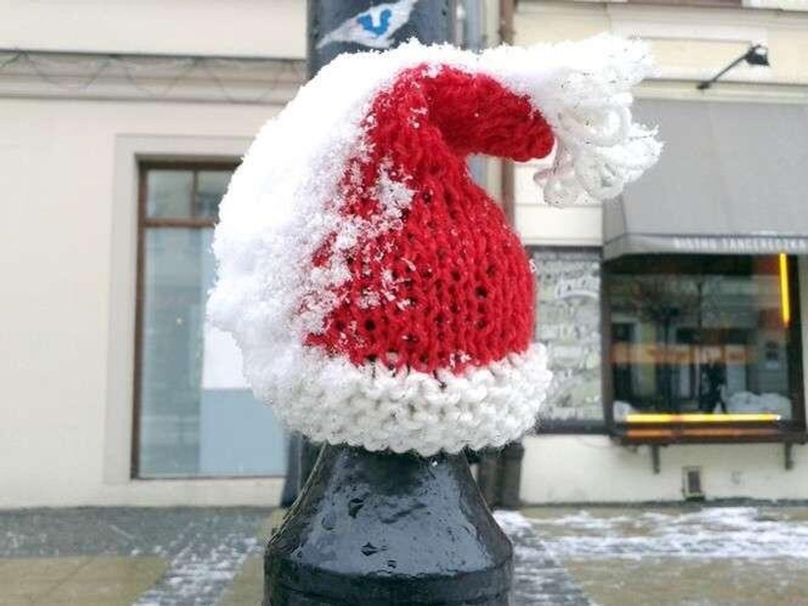 Bombardowanie włóczką. Ciepły prezent dla miasta