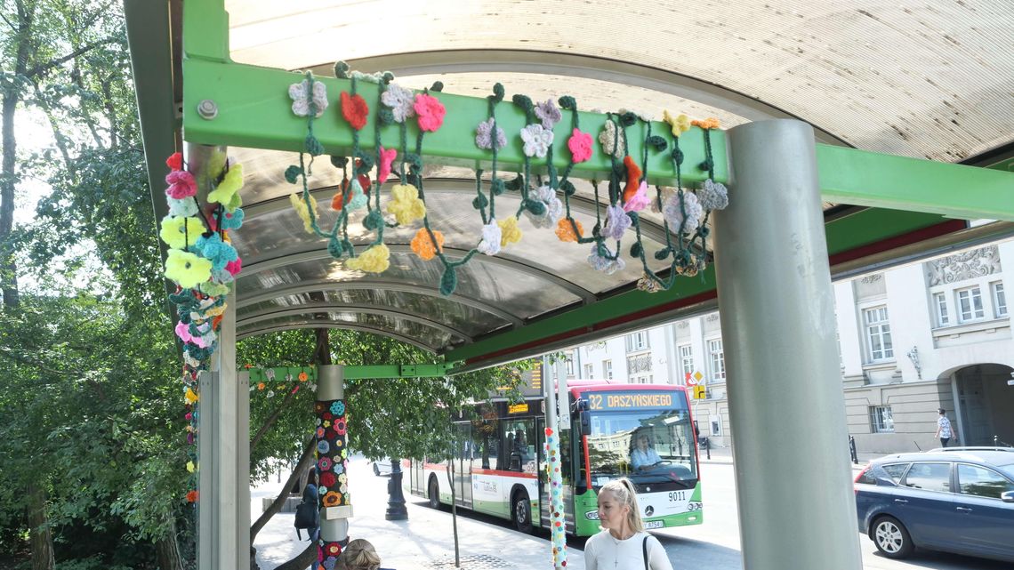 Bombardowanie włóczką. Kolorowe przystanki w Lublinie [zdjęcia]
