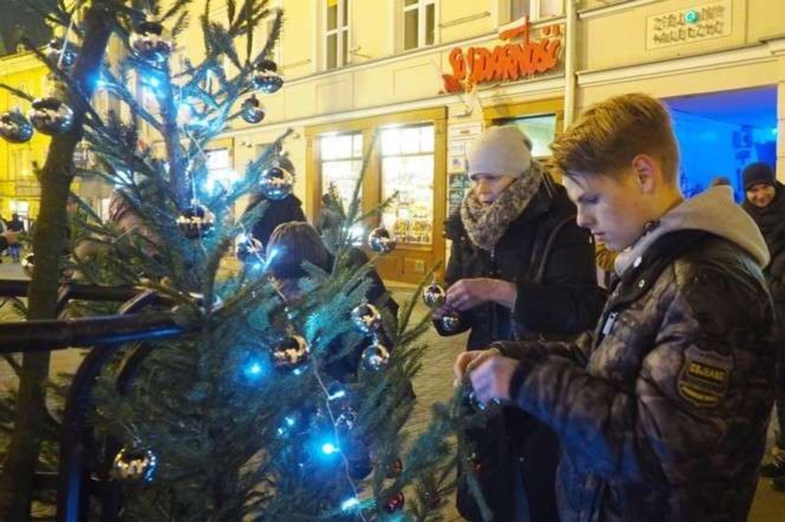 Bombki choinkowe przeciw rządom PiS. Pikieta KOD w Lublinie Bombki choinkowe przeciw rządom PiS. Pikieta KOD w Lublinie