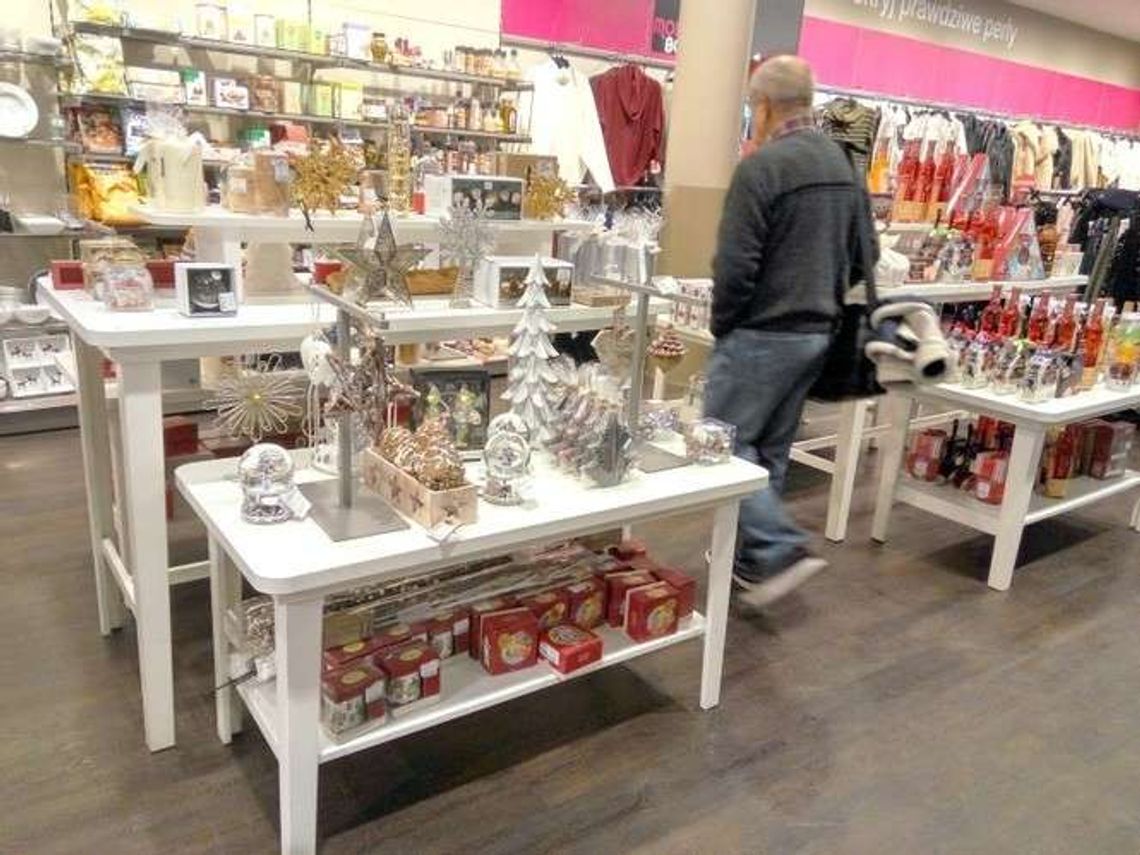 Bombki i łańcuchy już w sklepach. W tym roku na święta wydamy więcej. Dzięki 500 plus Bombki i łańcuchy już w sklepach. W tym roku na święta wydamy więcej. Dzięki 500 plus
