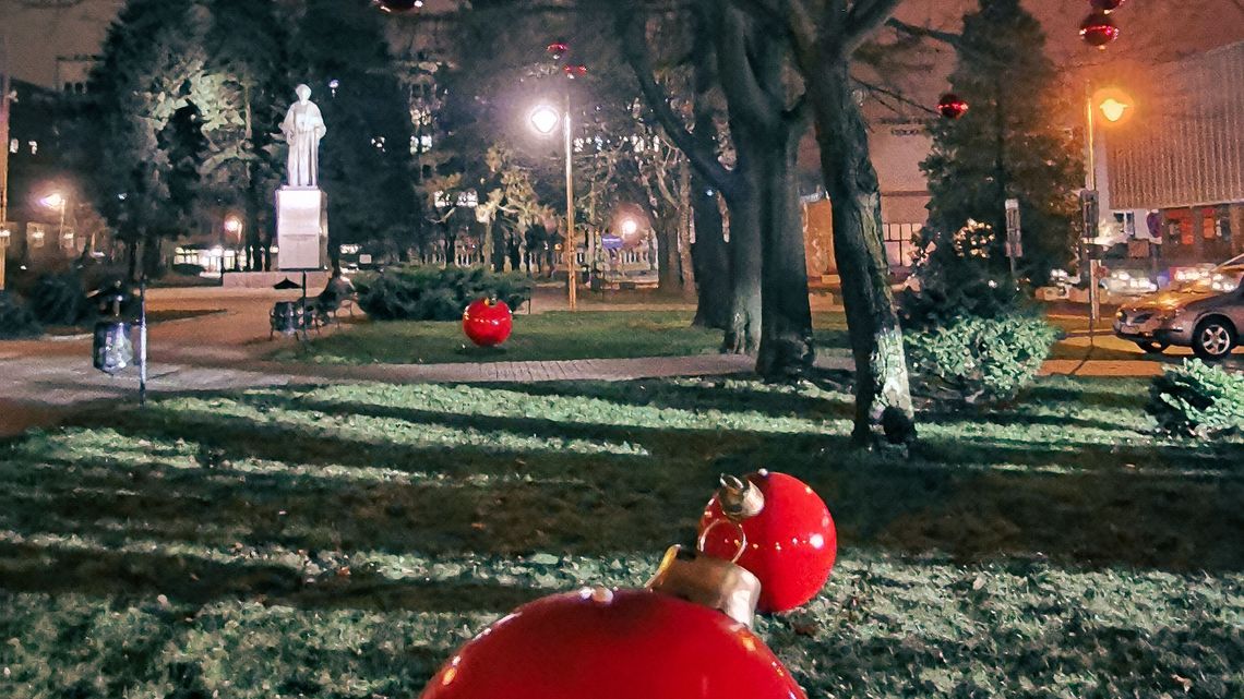 Bombkowo na UMCS. Świąteczna dekoracja na placu przed rektoratem [ZOBACZ]