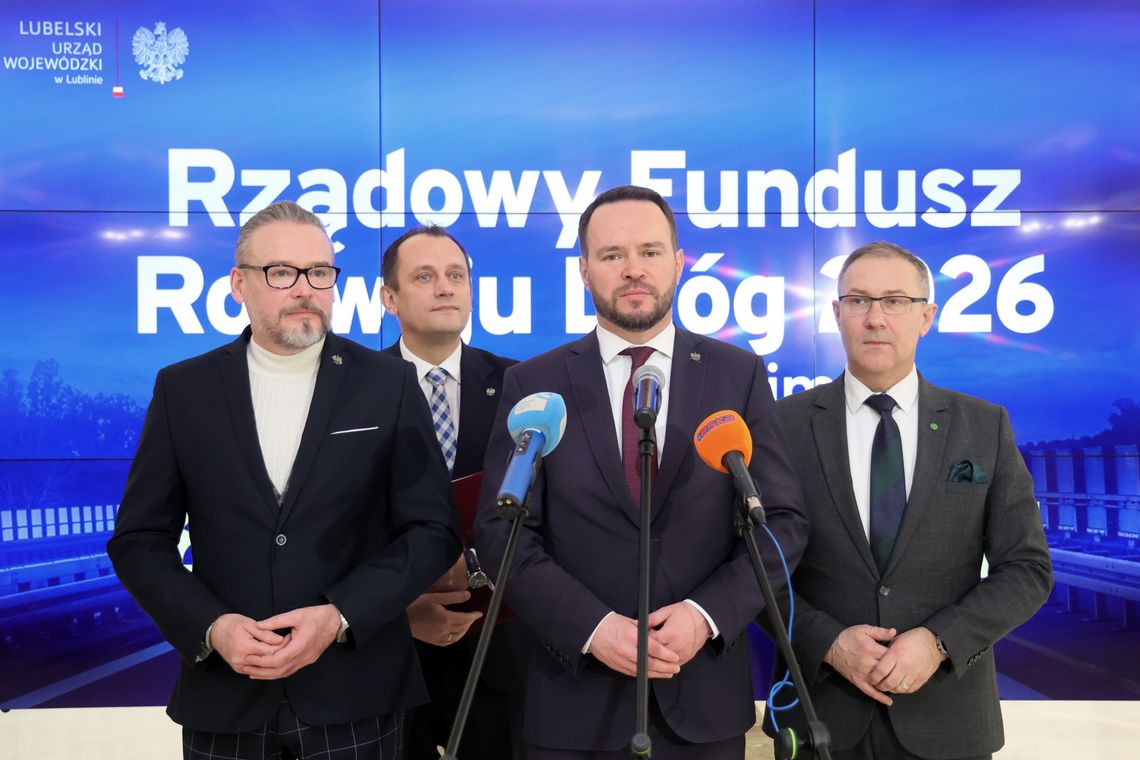 Boom inwestycyjny na drogach powiatowych i gminnych Ogłoszenie listy zadań dofinansowanych z Rządowy Fundusz Rozwoju Dróg na 2026 rok – wojewoda lubelski Krzysztof Komorski wraz z wicewojewodami podczas konferencji prasowej.