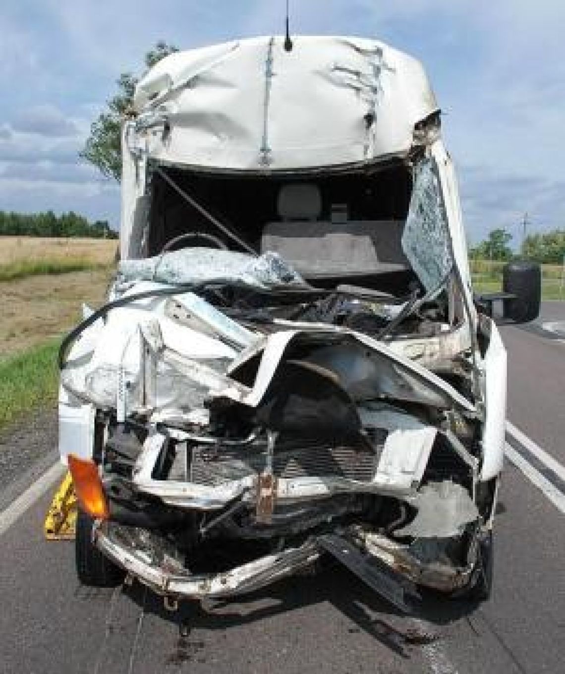 Borki: Bus najechał na ciężarówkę