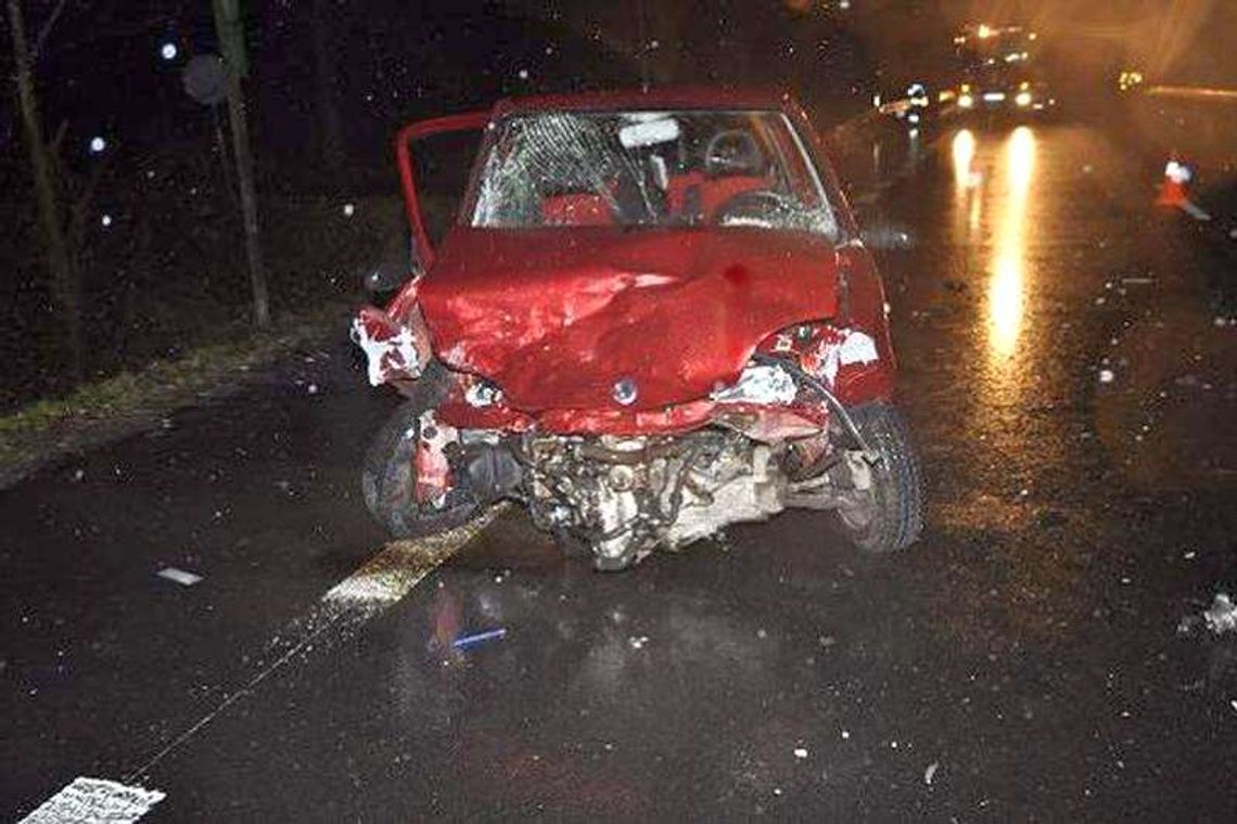 Borki: Czołowe zderzenie fiata i opla. 2 osoby w szpitalu