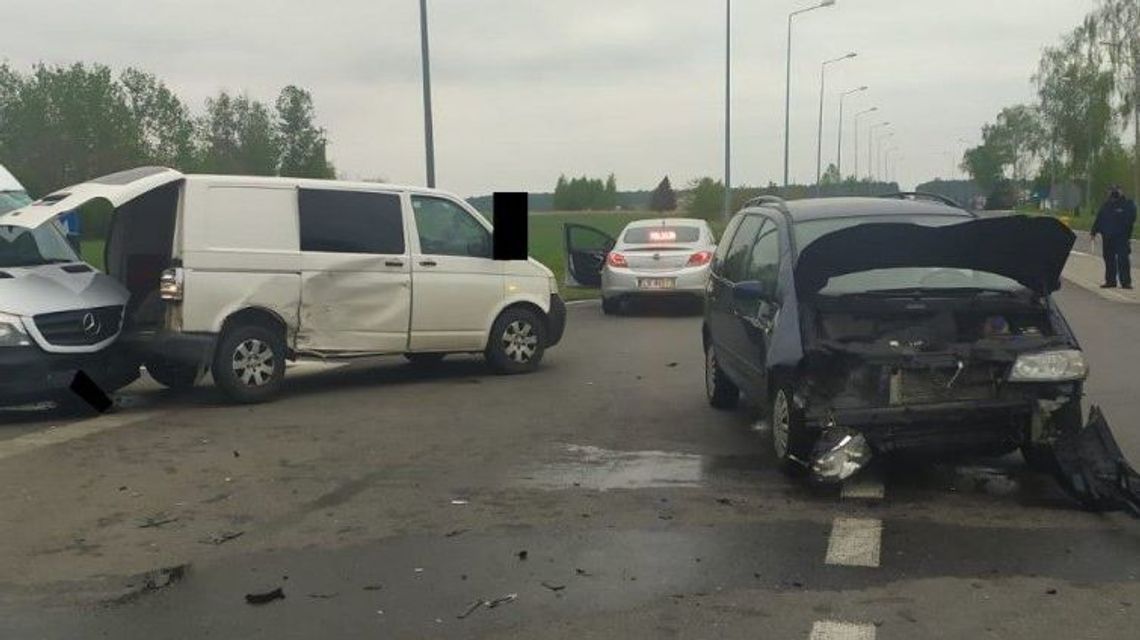 Borki: Nie zatrzymał się na znaku STOP, trzy samochody zniszczone
