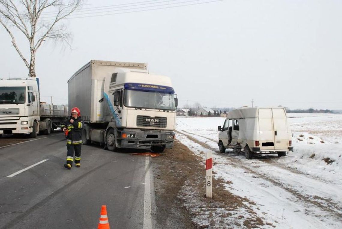 Borki: TIR wymusił pierwszeństwo i zderzył się z busem Borki: TIR wymusił pierwszeństwo i zderzył się z busem