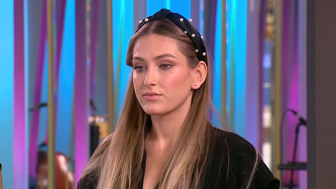 Bożonarodzeniowe stylizacje. Fryzury na święta z opaskami w roli głównej