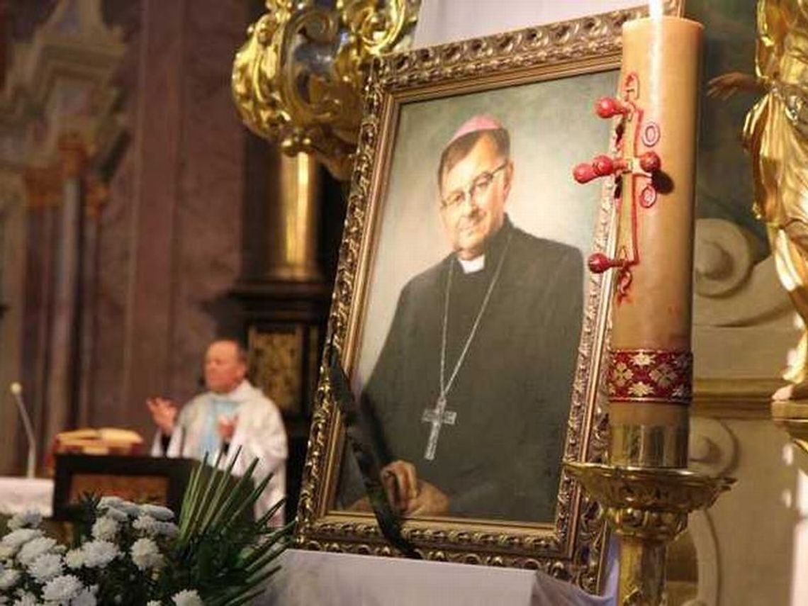Bp Cisło: Zamiast wieńców dla abp Życińskiego, wesprzyjcie młodzież Bp Cisło: Zamiast wieńców dla abp Życińskiego, wesprzyjcie młodzież
