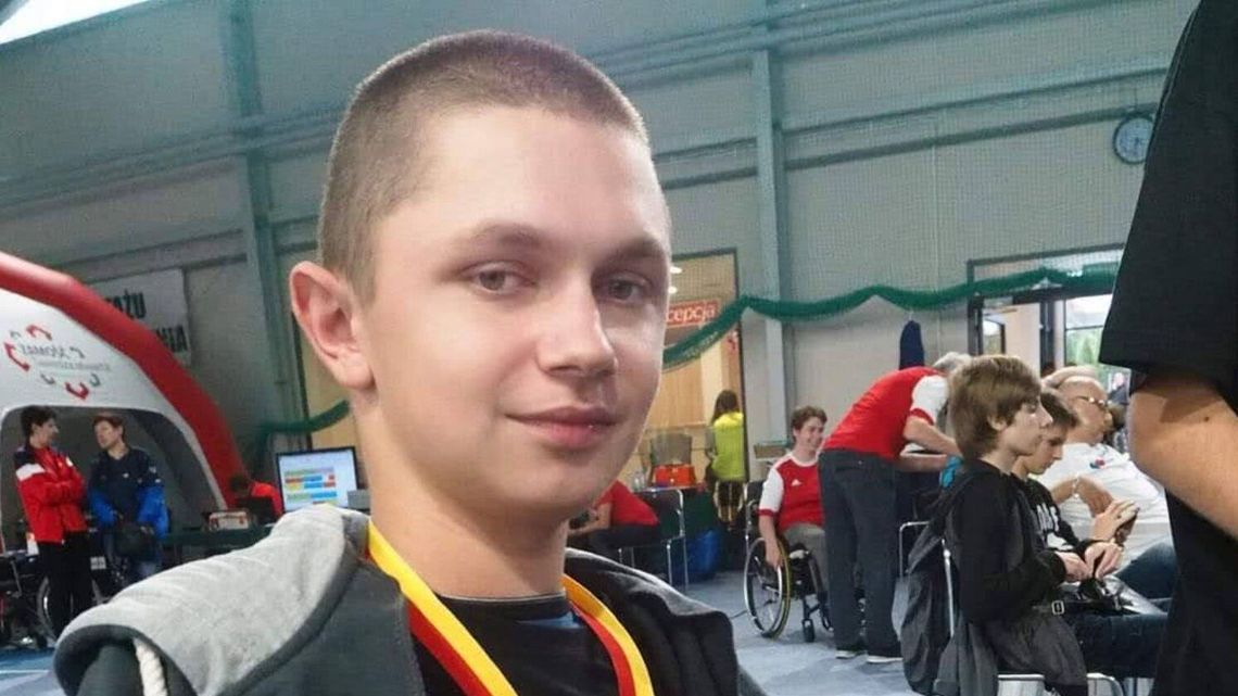 Brakuje już tak niewiele. Młody człowiek zbiera na wózek inwalidzki