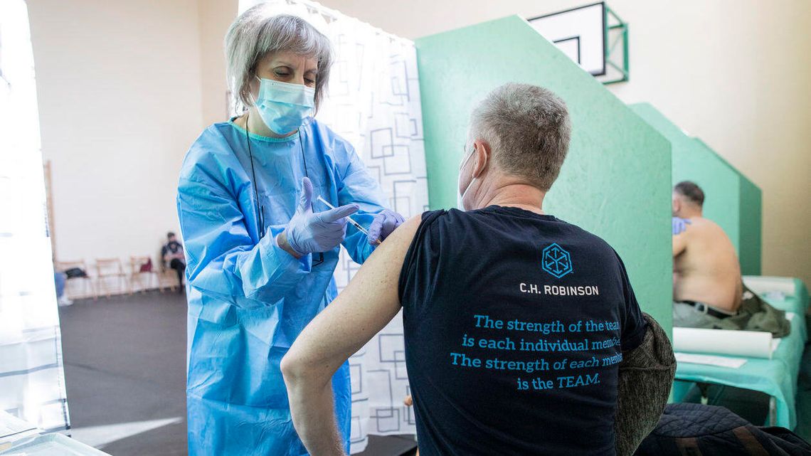 Brakuje szczepionek i szczepienia w zakładach pracy nie ruszą w terminie