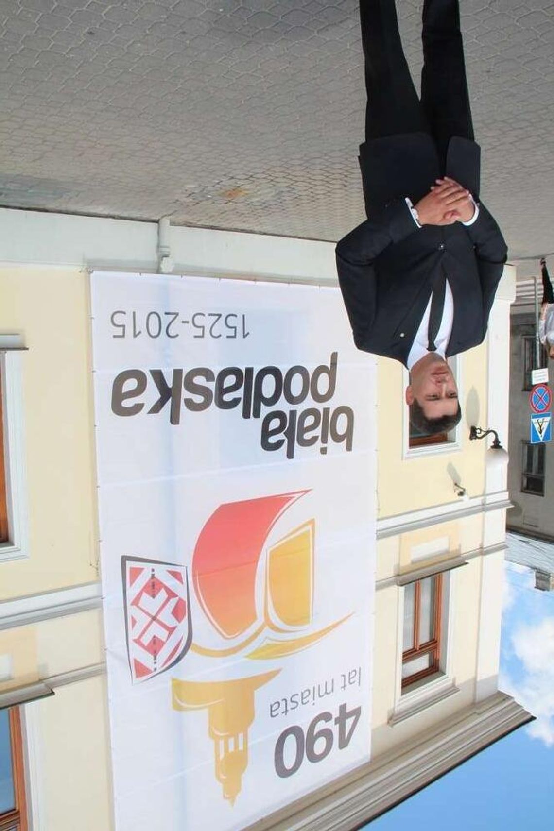 Brama, wieża, perebor. Wielkie logo na UM Biała Podlaska