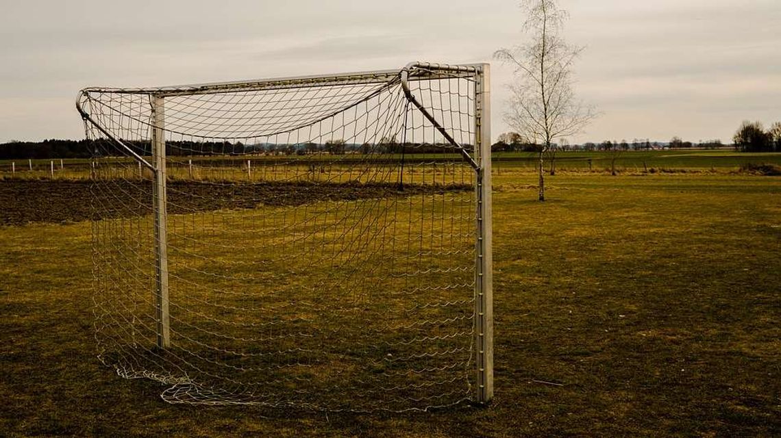 Bramka na boisku upadła tuż obok dziecka