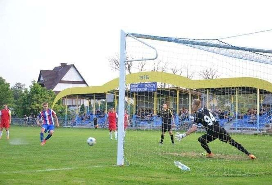 Brat Cukrownik – Ruch Izbica 5:0. Było czerwono Brat Cukrownik – Ruch Izbica 5:0. Było czerwono