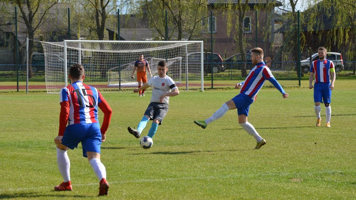 Brat-Cukrownik Siennica Nadolna – Hetman Żółkiewka 3:1. Grała chełmska klasa okręgowa Brat-Cukrownik Siennica Nadolna – Hetman Żółkiewka 3:1. Grała chełmska klasa okręgowa