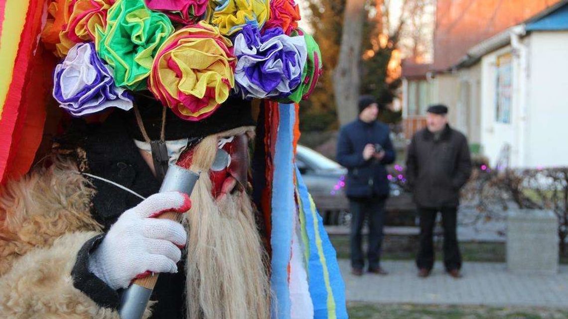 Brodacze żegnają stary rok w Sławatyczach. "Każdy musi mieć na sobie stary kożuch"