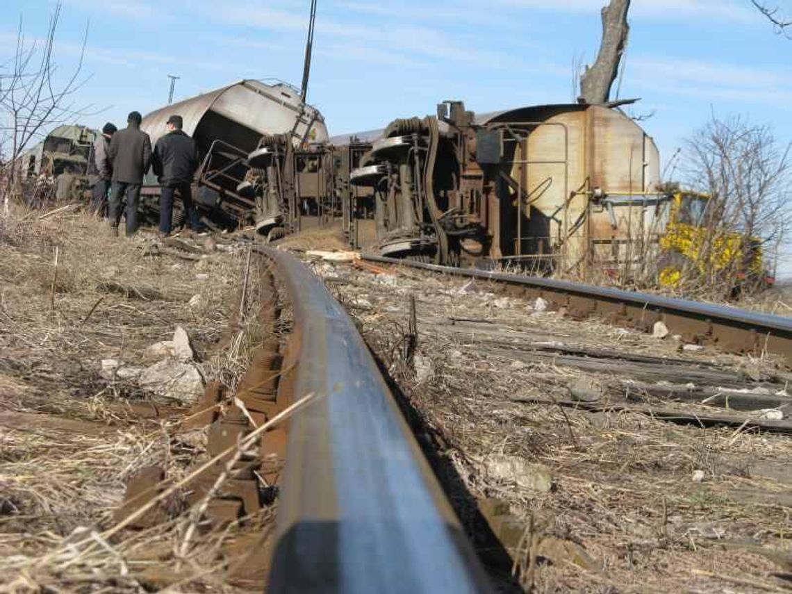 Brody Duże: Wykolejony pociąg zablokował drogę (zdjęcia)