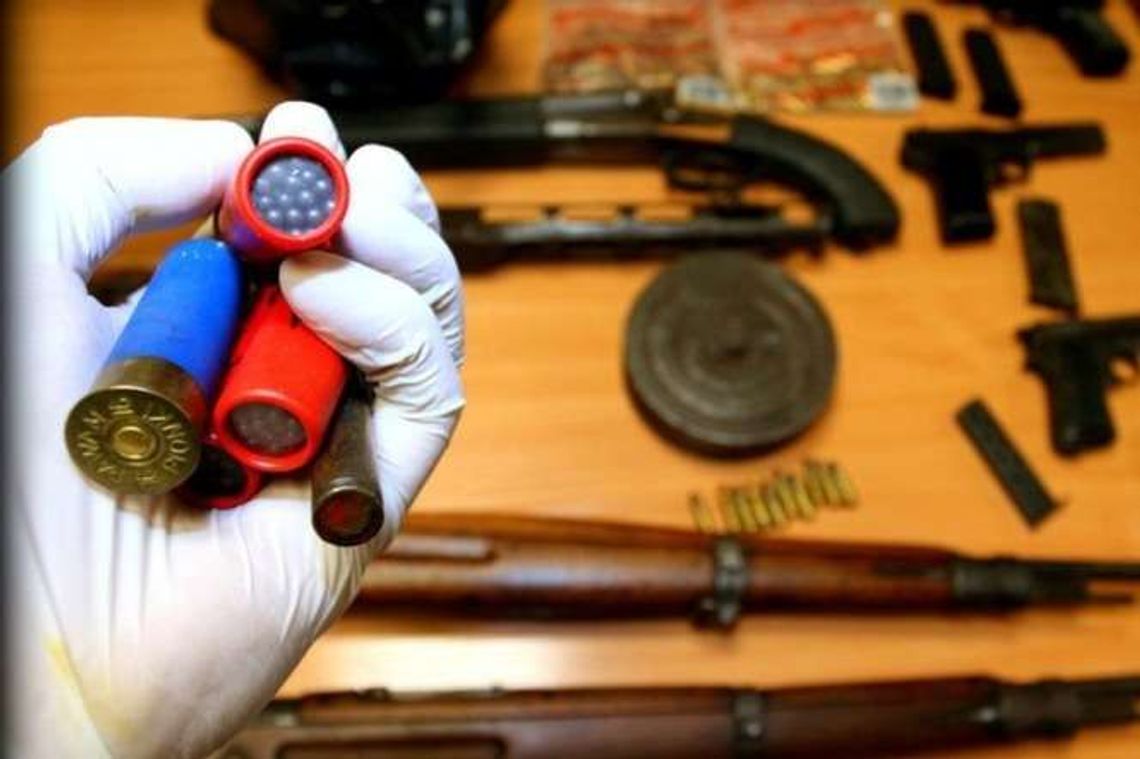 Broń, amunicja, narkotyki i materiały wybuchowe. Trzy osoby podejrzane o handel