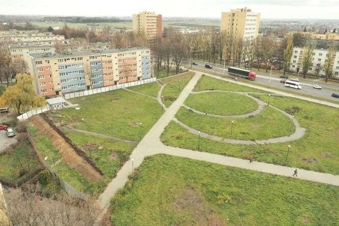 Bronowice: Wycięli 80 drzew, teraz ruszyła budowa bloków Bronowice: Wycięli 80 drzew, teraz ruszyła budowa bloków