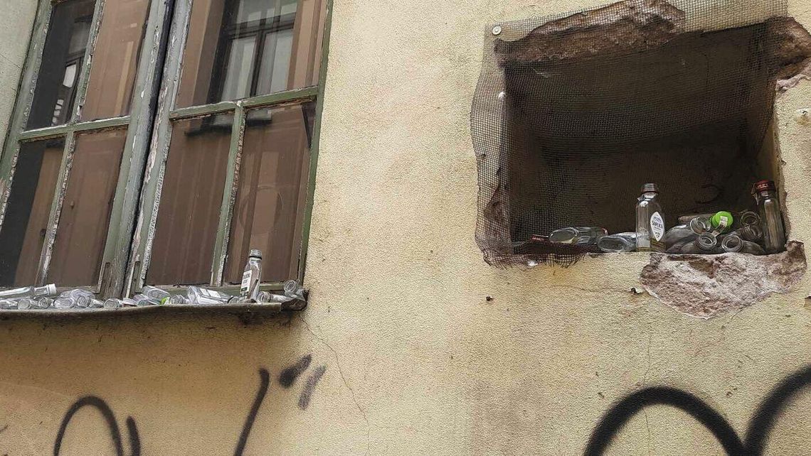 Brud, smród a chcą handlować. Zaułek Starego Miasta zostawiony sam sobie