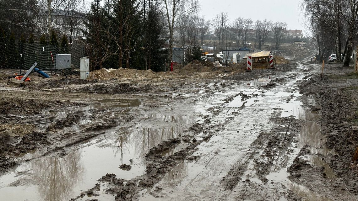 Brudno jak na ul. Skowronkowej. Lada dzień to może być błotne bajoro Brudno jak na ul. Skowronkowej. Lada dzień to może być błotne bajoro