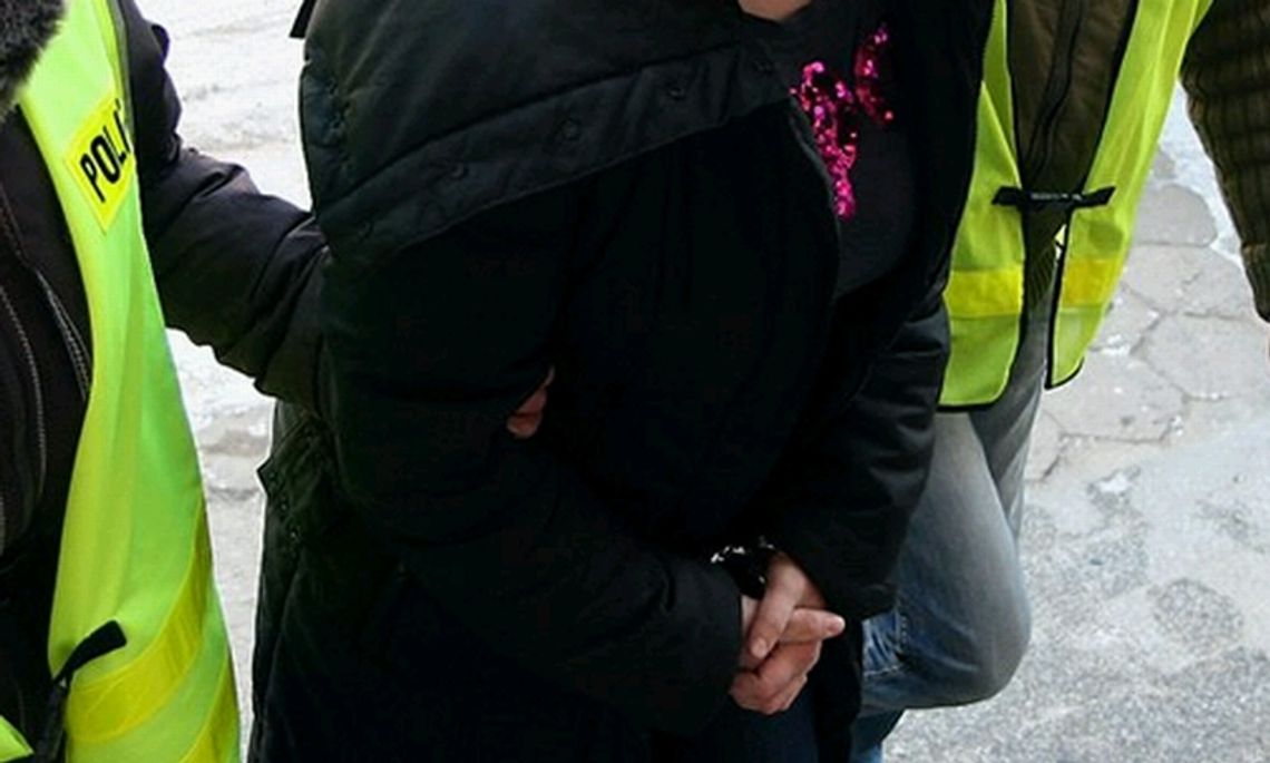 Brutalnie pobiła mężczyznę i schowała się w szafie Brutalnie pobiła mężczyznę i schowała się w szafie