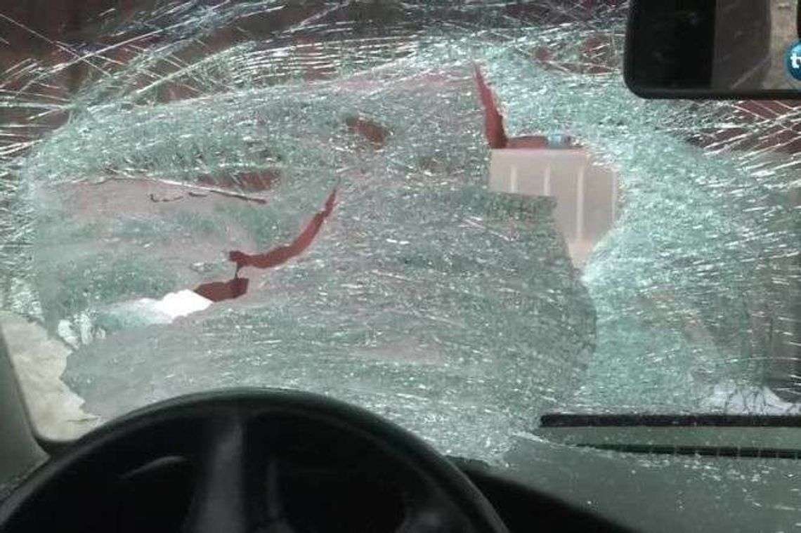 Bryła lodu spadła z tira na samochód osobowy. Twarz kierowcy poraniona szkłem