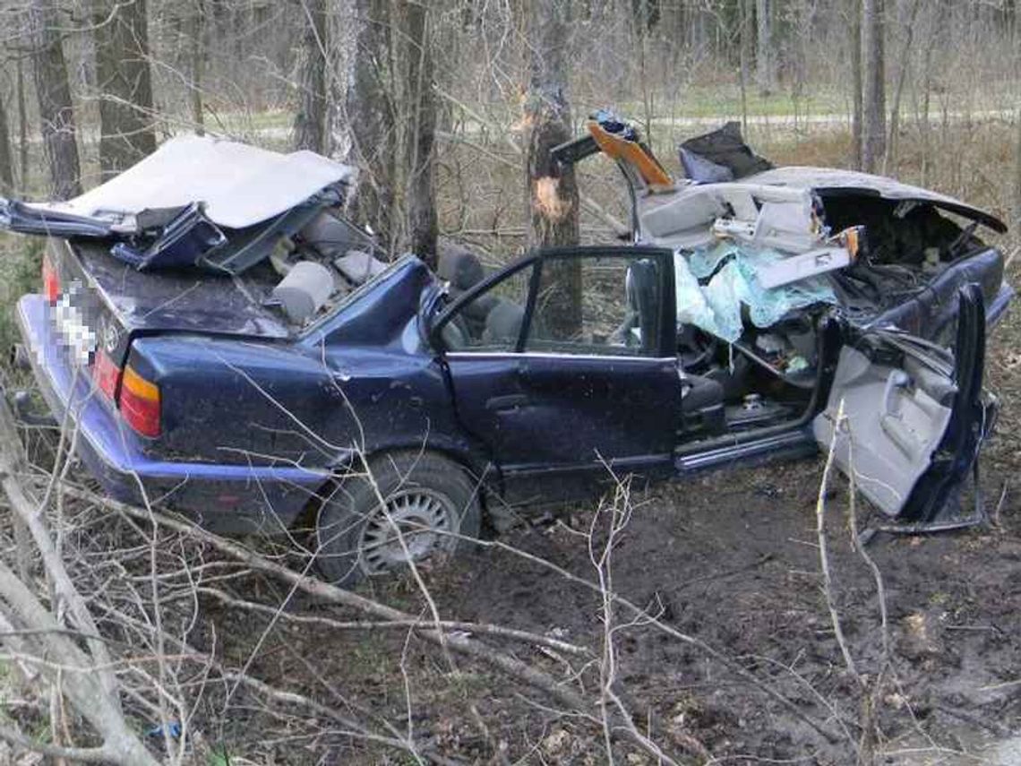 Brzozowica Duża: BMW z pijanym kierowcą roztrzaskało się na drzewie