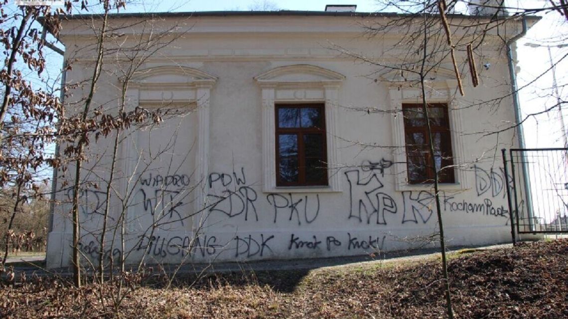 Brzydkie napisy wandali na dworcu będą usunięte po kilku latach