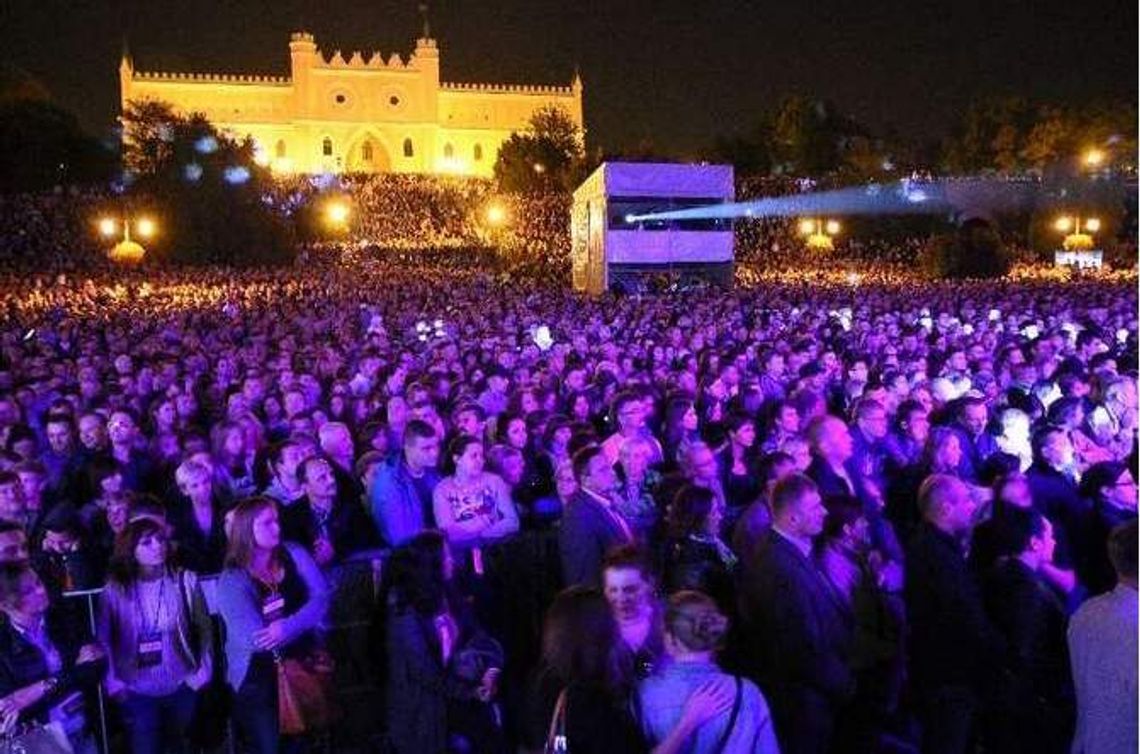 Budka Suflera dała pożegnalny koncert w Lublinie. 30 tys. ludzi na pl. Zamkowym Budka Suflera dała pożegnalny koncert w Lublinie. 30 tys. ludzi na pl. Zamkowym