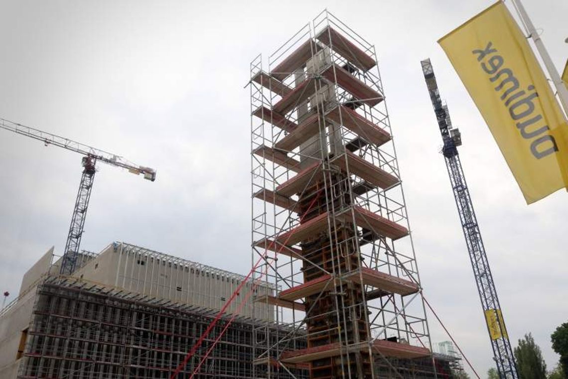 Budowa CSK. Nad placem będą górować dwa betonowe pylony (zdjęcia)