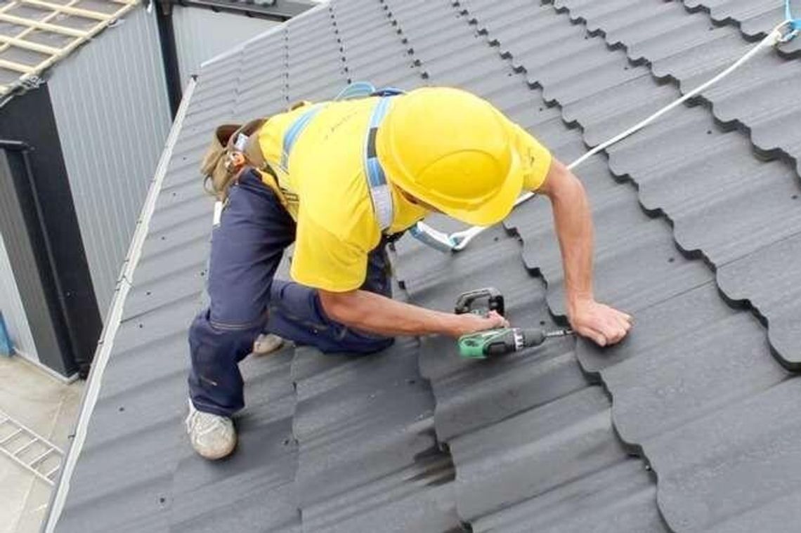 Budowa domu. Zabezpiecz dach przed zimą