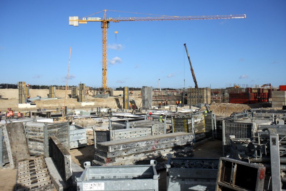 Budowa lotniska w Świdniku: Staną ściany w terminalu