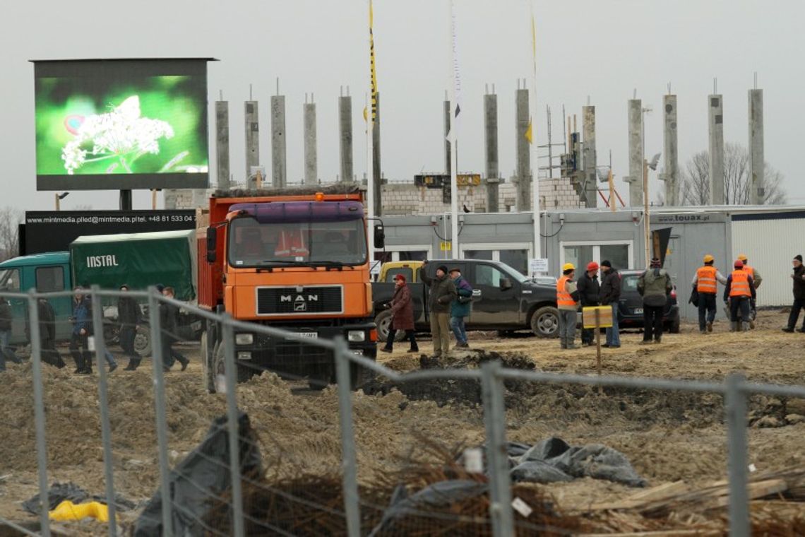 Budowa lotniska w Świdniku: Stawiają słupy pod dach terminalu
