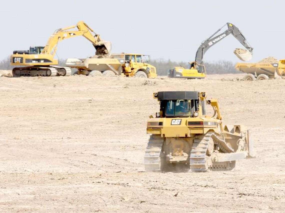 Budowa lotniska w Świdniku: Szykują grunt pod płytę (zdjęcia)