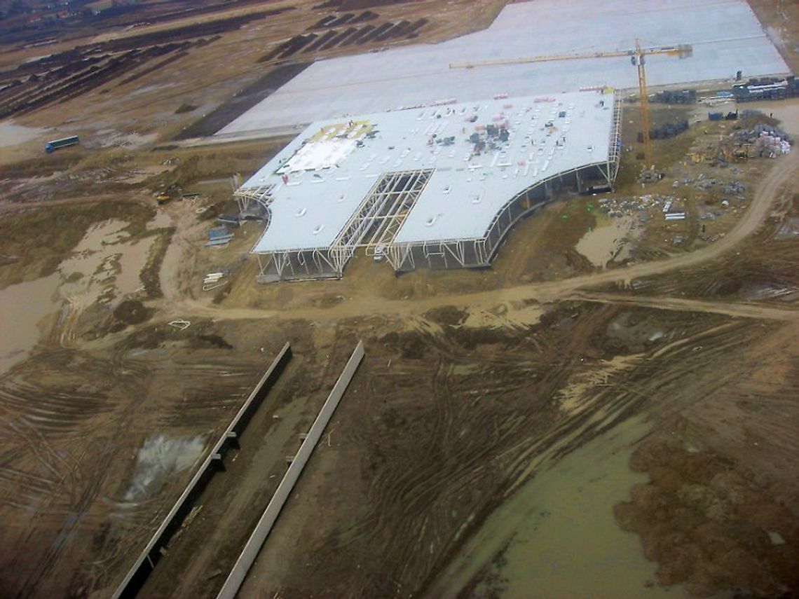Budowa lotniska w Świdniku: Terminal już pod dachem