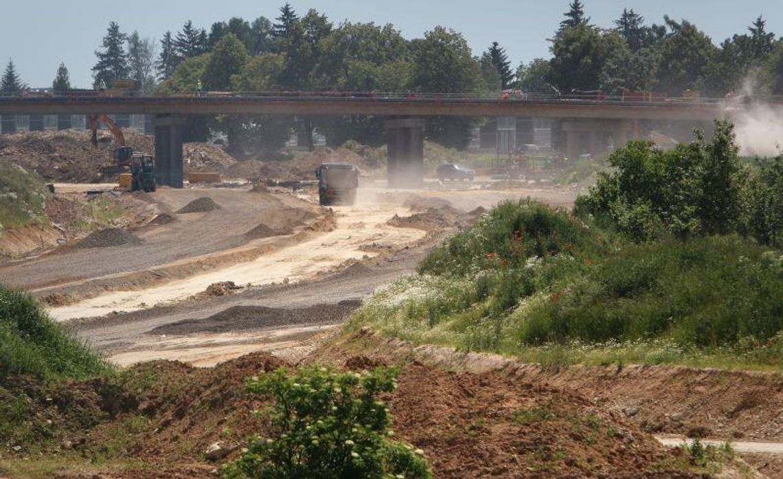 Budowa S17: Drogowcy lubią słońce. Prace idą pełną parą Budowa S17: Drogowcy lubią słońce. Prace idą pełną parą