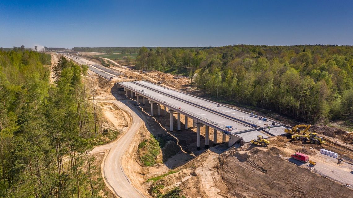 Budowa S19 między Lublinem a Lasami Janowskimi. Powstaje 220-metrowa estakada Budowa S19 między Lublinem a Lasami Janowskimi. Powstaje 220-metrowa estakada